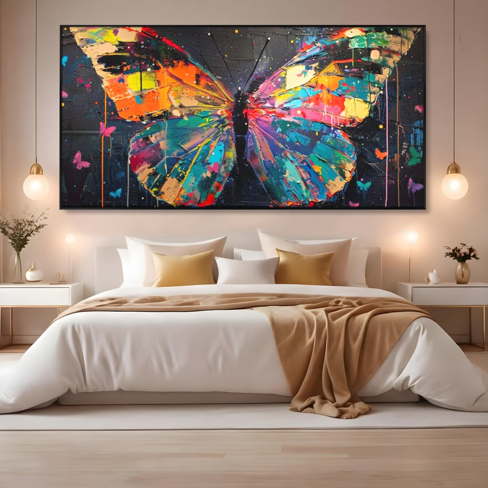 Tablou canvas cu tablou canvas cu fluture multicolor, in rama de aluminiu negru, pe perete intr-un dormitor